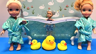 Bath time  Elsa amp Anna toddlers  soap bubbles  Barbie dolls [upl. by Peppie]