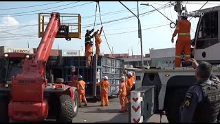 Carreta tomba e esmaga carro na zona Sul de Manaus [upl. by Nehpets]