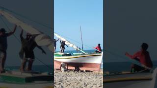 Pescadores fazendo força para abrir vela de barco barco fishing pescaria [upl. by Wyck]