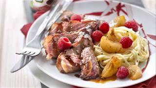 Recette  Magret de canard au miel et sauce soja aux framboises [upl. by Malvia]