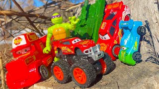 Clean up muddy minicars amp Disney Pixar car convoys Play in the garden [upl. by Ause27]