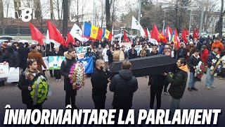 Partidul Renaștere a improvizat funeralii în fața Parlamentului [upl. by Airet421]