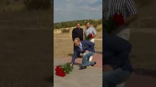 putin lider presidente rusia Berlusconi and Putin visit a monument [upl. by Kimberley]