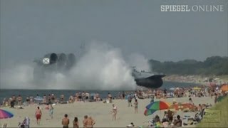 Marineboot erschreckt Strandbesucher Volle Kraft voraus  DER SPIEGEL [upl. by Cly]