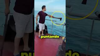 PIRATI ATTACCANO UNA BARCA IN MARE😱 virale [upl. by Maxma]