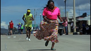 Seis mujeres rarámuris completan en huaraches y ropa típica carrera de Los Ángeles a Las Vegas [upl. by Niwrek403]