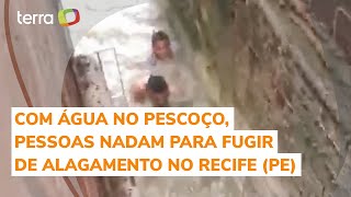 Com água no pescoço pessoas nadam para fugir de alagamento no Recife PE [upl. by Roch]