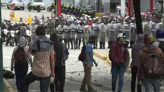 Choques con policía en protesta de universitarios venezolanos [upl. by Emily]