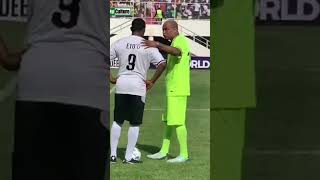 Eto’o et Diouf en pleine discussion fraternelle lors du jubilé d’Emmanuel Adebayor  🤝🏿🇨🇲🇸🇳 [upl. by Suehtomit]