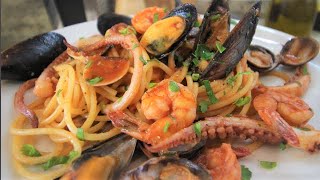 SPAGHETTI ai FRUTTI di MARE ricetta facile Spaghetti frutti di mare rossi [upl. by Ahseekal793]