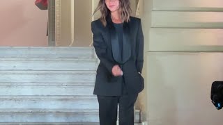 Victoria Beckham salue le public après son défilé à la Fashion Week de Paris [upl. by Cherilyn661]