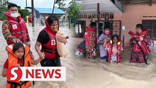 Floods Bomba police rescue 18 victims in Renggam [upl. by Rudyard]