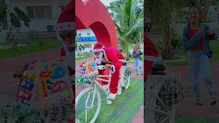 Cuando una niña ve a Santa Claus en su bicicleta 🚴🏻‍♀️🎅😭🤣 santaclaus shorts navidad [upl. by Aicened]