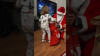 Larrivo di Babbo Natale La bambina Alissa riceve regali [upl. by Nipsirc]