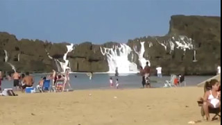 Une énorme vague déferle sur cette plage calme [upl. by Kerianne]