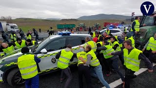 Agricultores zarandean un vehículo de la Guardia Civil para abrir la vía hacia Pamplona [upl. by Gereld527]