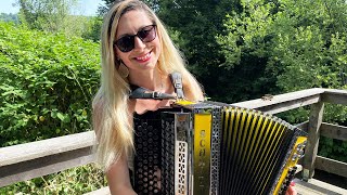 Die lustige CLAUDIA spielt die TIROLER BUAM POLKA auf ihrer Steirischen Harmonika [upl. by Illib]