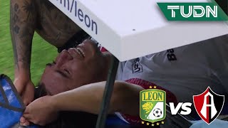 ¡Terrible lesión Zaldívar cae mal tras choque  León 21 Atlas  Guard1anes 2020 Liga Mx J7  TUDN [upl. by Ytte349]