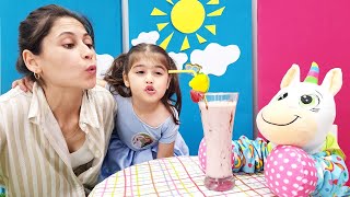 Anne Kız kafe  Ayşe ve Defne Unicorn için meyveli milkshake yapıyor Çocuk videoları [upl. by Mischa640]