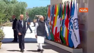 G7 Meloni accoglie il Primo Ministro indiano Modi che la saluta con il tradizionale quotNamastequot [upl. by Assela]