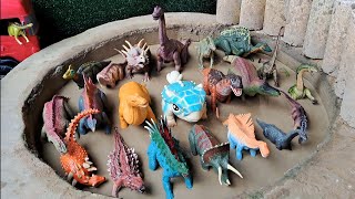 Dinossauros de Plástico Presos na Lama Triceratops Estegossauro Parassaurolofo Brontossauro [upl. by Ordnagela680]