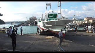 新船が海水に突入し、波しぶきが上がるのを眺めるのは気分爽快。船おろしは何度見ても気持ちが良いものです。本日二度目の進水式。2021年7月25日日曜日。 [upl. by Campney971]