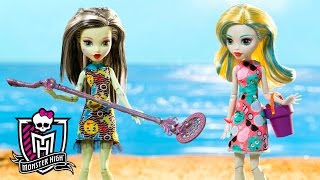 Looking for Treasure with the Monster High Ghouls  Spring Into Action  Monster High [upl. by Latsyrk]