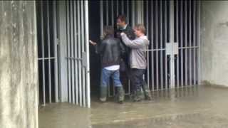 Reportage  Inondation du Sanctuaire de Lourdes  19 juin 2013 la basilique SaintPie X inondée [upl. by Notxarb233]