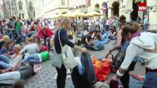 Flashmob auf dem Prinzipalmarkt Münsters quotGute Stubequot wird zum Schlafzimmer [upl. by Eniloj]