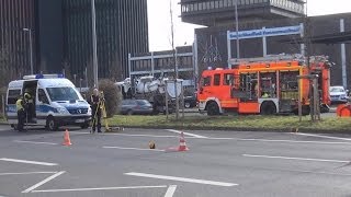 Tödlicher Verkehrsunfall  PKW unter Kipplaster in KölnRaderberg am 17022014 Rohmaterial [upl. by Aninaj279]