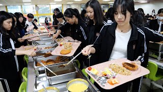 해외에서 난리난 세계 최고 수준의 예술고 급식 대량 생산 현장  Korean School Lunch  Korean food [upl. by Ettezel529]