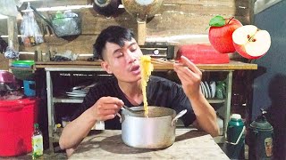 NVH  Mì Gói Nấu Với Táo Có Ăn Được Không  Instant Noodles Cooked With Red Apple [upl. by Searcy447]