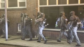 Arrestatieteam valt woning in Oost binnen twee arrestaties gaat vermoedelijk om drugslab [upl. by Jacoba841]