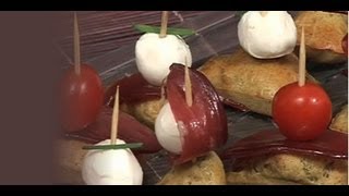 Brochettes de minimadeleines au pesto et sushi de melon [upl. by Aenehs]