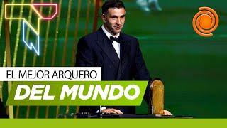 El quotDibuquot Martínez ganó otra vez el premio al mejor arquero del mundo en la gala del Balón de Oro [upl. by Aerdnak721]