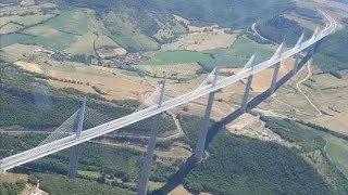 Le Viaduc de Millau  A Ponte Mais Alta do Mundo [upl. by Accever748]