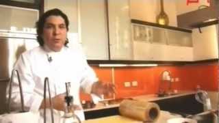 Gastón Acurio  Cocinando con budín [upl. by Dnomyad]