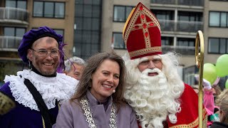 quotHallo Sinterklaasquot Alkmaar verwelkomt de goedheiligman en zijn Pieten [upl. by Nehte990]