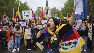 Ativistas deixam mensagem a presidente chinês de visita a França quotTibete Livrequot [upl. by Jeannie]