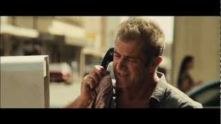 VACACIONES EN EL INFIERNO  MEL GIBSON imita a CLINT EASTWOOD VO  Estreno 261012 [upl. by Isus865]