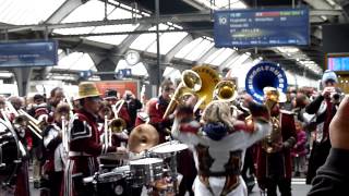 Guggemusik Runggleruesser im Bahnhof Zürich [upl. by Ulland]