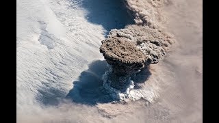 Isole Curili lenorme quotfungoquot del vulcano Raikoke ripreso dalla ISS  Insider Italiano [upl. by Derry]