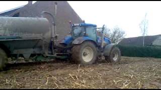 New Holland T7050 mestvoeren met dezwaef 14000L [upl. by Adnwahs]