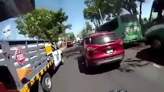 Conductora choca contra taxi por ir peleando con motociclista en CDMX [upl. by Nnyla]