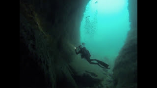 Plonger du Bord N°3857 quotLa grotte de Callelonguequot Marseille [upl. by Annawyt]