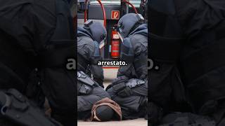 SCOPERTO SENZA BIGLIETTO COLPISCE il CONTROLLORE ARRESTATO 🔴 arrestato biglietto notizie news [upl. by Lattie990]