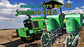 Sembradora John Deere MP25 en acción con tractor John Deere 5415 [upl. by Heinrike]