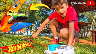 HOT WHEELS 🏁 PISTA GIGANTE NO PARQUE 🏁 IRMÃOS MAMU Giant Lane in the Park [upl. by Leumhs]