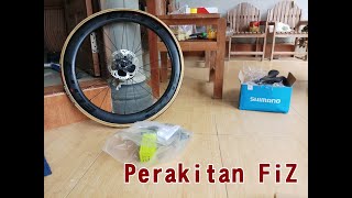 Perakitan Sepeda Road Bike FiZ Ultegra R8070 Di2 [upl. by Ylrbmik]