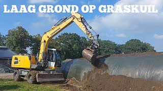 Kraan brengt laag grond op de bult met kuilgras [upl. by Genia]